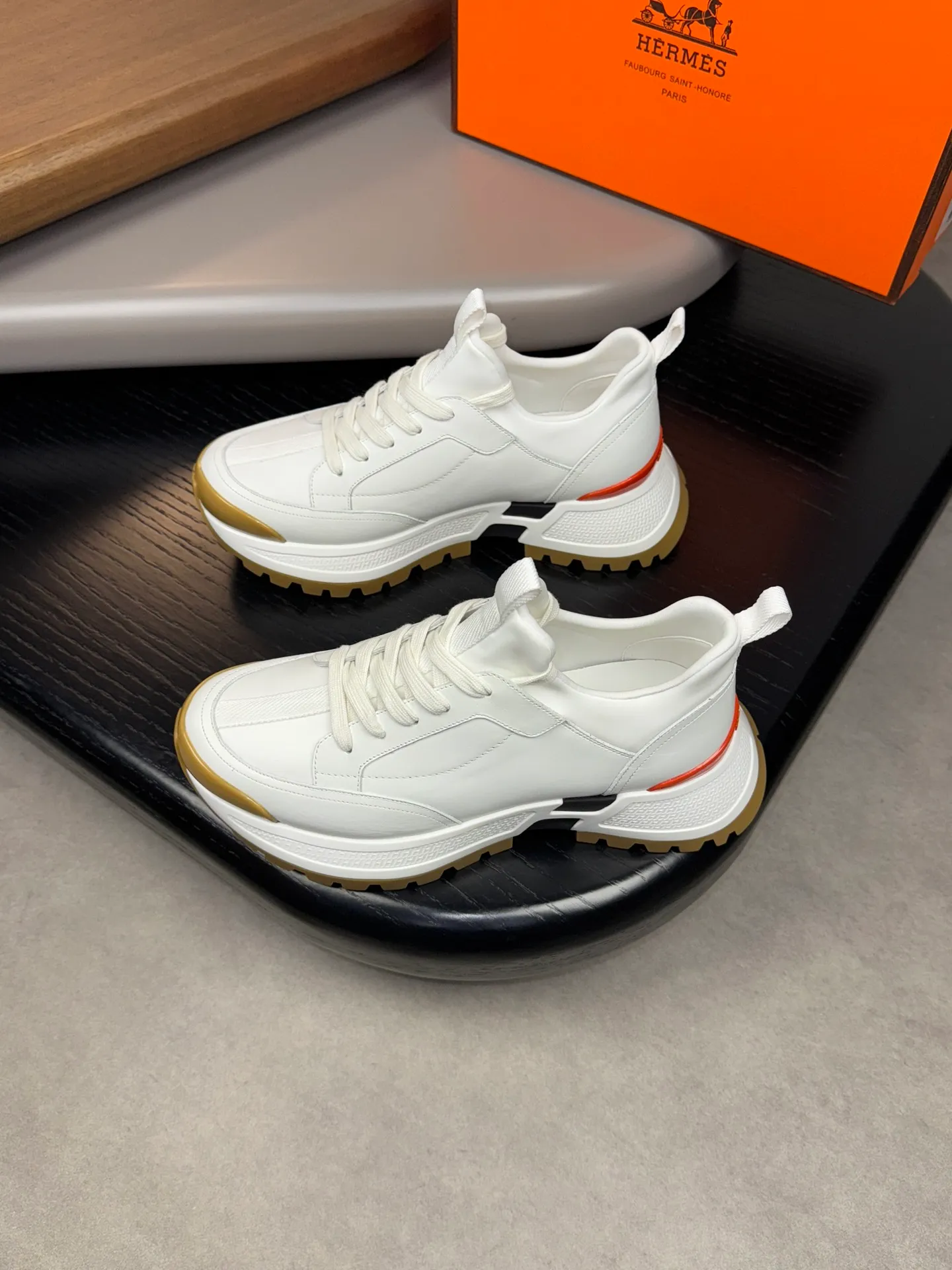 [HERMES] Hermès men's shoes💰560💰 - High-end quality original casual sports shoes - Upper: 🔝Nappa calfskin, high-grade elastic cloth, brand webbing - Lining: elastic cloth, foot pad; water-dyed cowhide - Outsole: ultra-light T men's shoes 💰U foam rubber; two-color molded outsole -Ultra-high quality control and fine workmanship: outstanding (high-end, extravagance, grade) -Size: 39-44 (38, 45, can be customized)